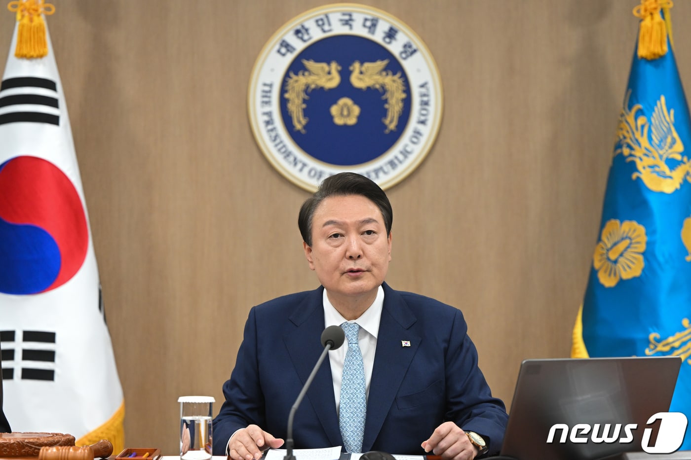 윤석열 대통령이 4일 용산 대통령실 청사에서 열린 제14회 국무회의에서 모두발언을 하고 있다. 윤 대통령은 이 자리에서 양곡관리법 개정안 재의요구권(거부권)을 의결했다. (대통령실 제공) 2023.4.4/뉴스1 ⓒ News1 오대일 기자