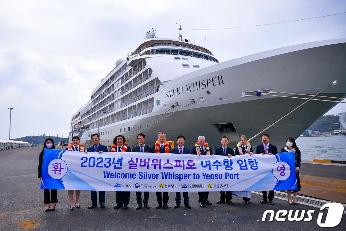 전남 여수시는 4일 오전 여수항에서 국제크루즈선 '실버 위스퍼호' 입항식을 갖고 단체 기념사진을 찍고 있다.(여수시 제공)2023.4.4/뉴스1