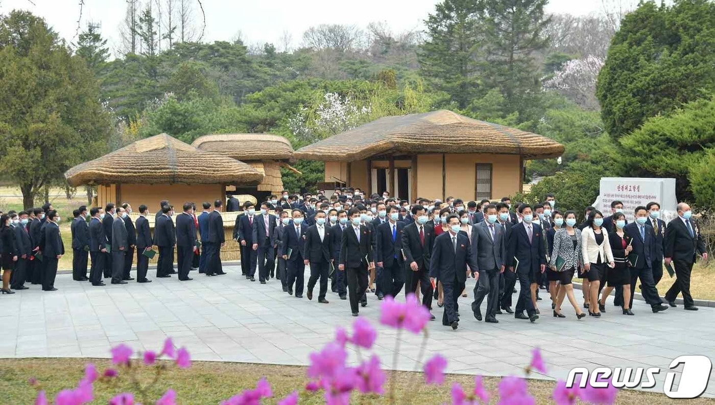 (평양 노동신문=뉴스1) = 북한 노동당 기관지 노동신문은 5일 "조선기자동맹 제9차 대회 참가자들이 평양시 안의 여러곳을 참관했다＂라고 보도했다. 사진은 김일성 주석의 생가로 선전되는 평양 만경대를 방문한 모습. [국내에서만 사용가능. 재배포 금지. DB 금지. For Use Only in the Republic of Korea. Redistribution Prohibited] rodongphoto@news1.kr