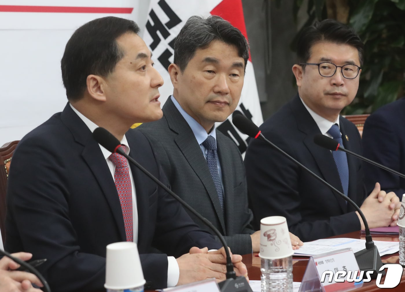 이주호 사회부총리 겸 교육부 장관이 5일 오전 서울 여의도 국회에서 열린 학교폭력 근절 종합대책 관련 당·정협의회에서 박대출 국민의힘 정책위의장의 발언을 듣고 있다. 2023.4.5/뉴스1 ⓒ News1 송원영 기자