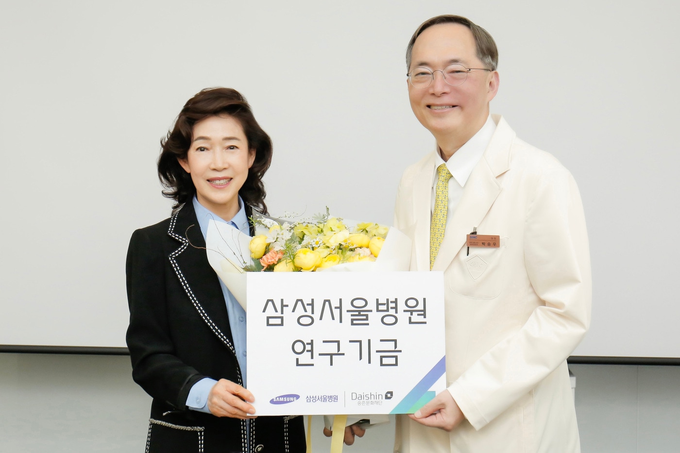 이어룡 대신파이낸셜그룹 회장(왼쪽)과 박승우 삼성서울병원장이 서울시 일원동 삼성서울병원에서 후원금 전달식 기념촬영을 하고 있다.(대신증권 제공)