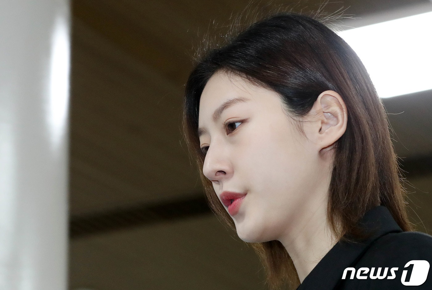 만취 상태로 음주운전을 하다가 사고를 낸 혐의로 재판에 넘겨진 배우 김새론이 5일 오전 서울 서초구 서울중앙지법에서 열린 도로교통법 위반(음주운전) 등 혐의 선고 공판에 출석하고 있다. 이날 김새론은 벌금 2천만 원을 선고 받았다. 2023.4.5/뉴스1 ⓒ News1 박세연 기자