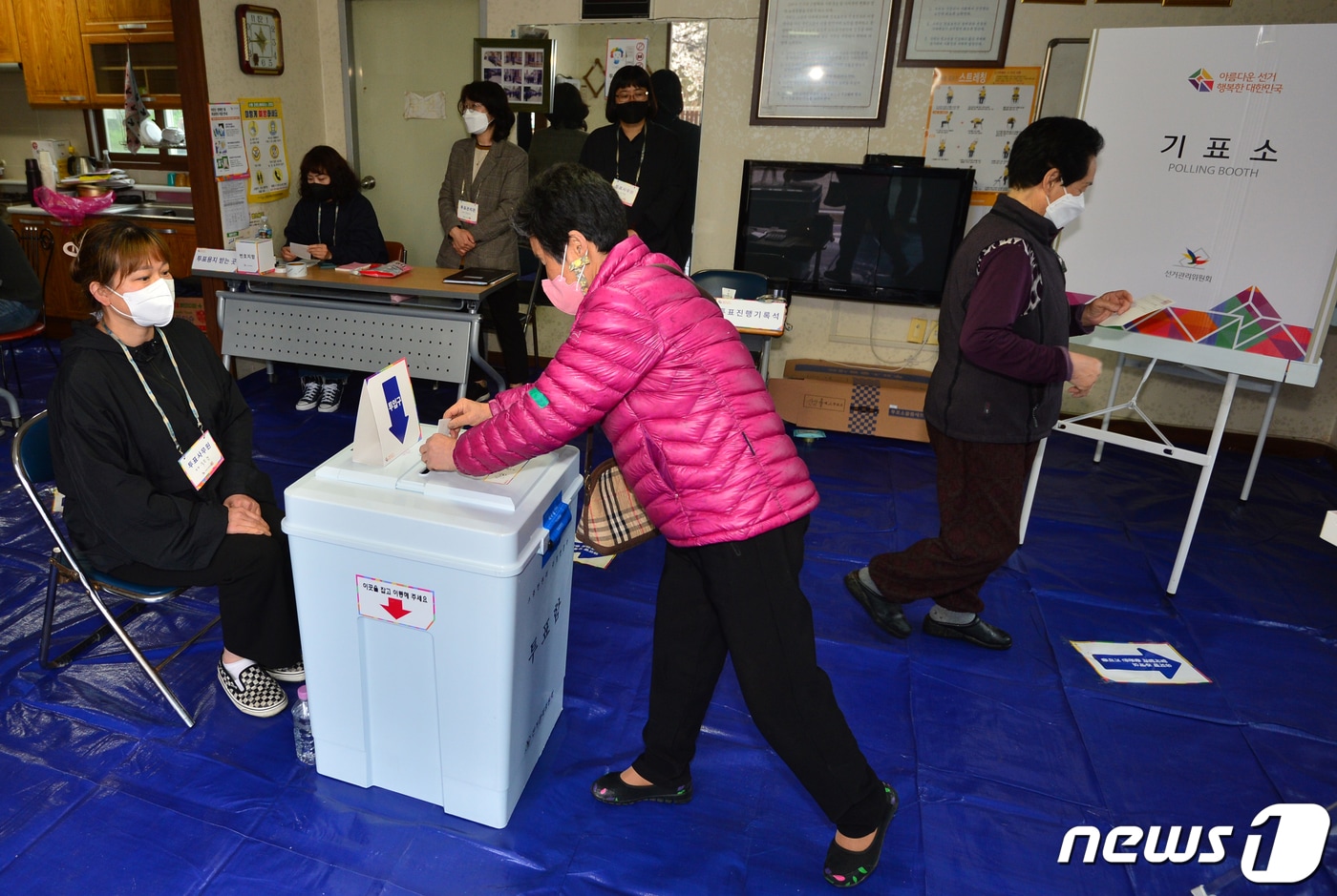 4·5 재보궐선거 투표일인 5일 오전 경북 포항시 북구 나선거구인 신광 2투표소가 마련된 신광남부노인회관에서 유권자들이 소중한 한표를 행사하고 있다. 이번 포항시 나선거구 재선거에서는 시의원 한 명을 뽑는다.2023.4.5/뉴스1 ⓒ News1 최창호 기자