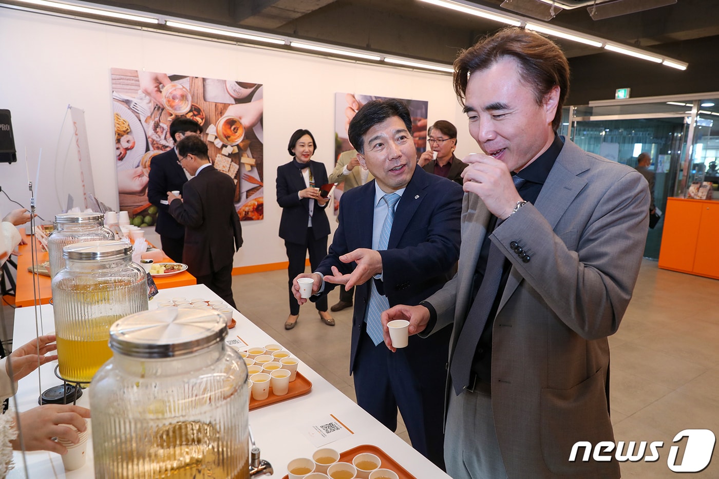 지난 4일 승학캠퍼스 학생회관 2층 팝업스토어에서 진행된 시음회에서 이해우 총장과 교무위원들이 단감와인 ‘동감’을 맛보고 있다.  (동아대 제공)