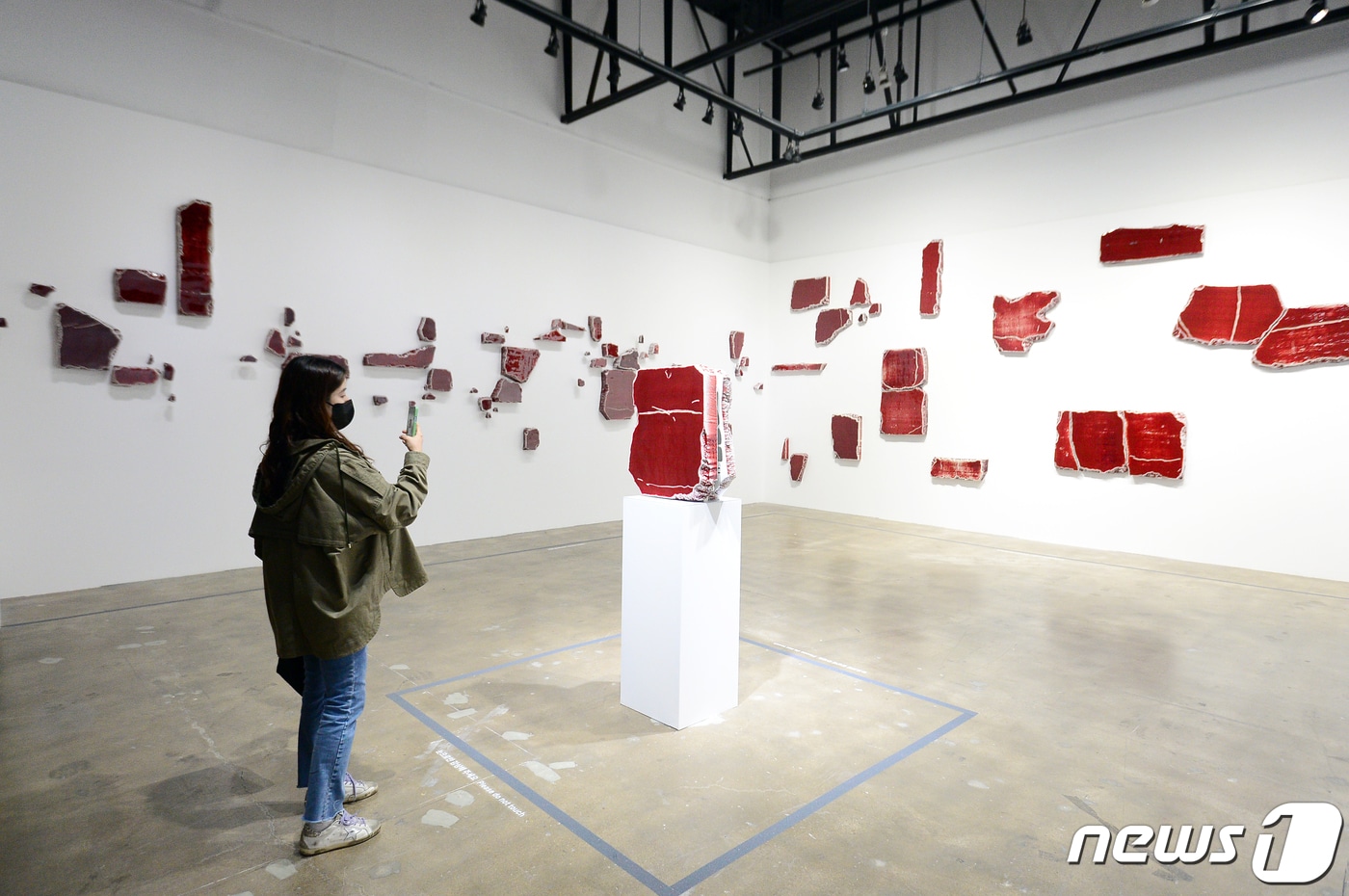 제14회 광주비엔날레 개막을 이틀 앞둔 5일 광주 북구 용봉동 비엔날레전시관에서 열린 프레스오픈에서 언론, 문화 관계자가 작품을 살펴보고 있다.2023.4.5/뉴스1 ⓒ News1 이승현 기자