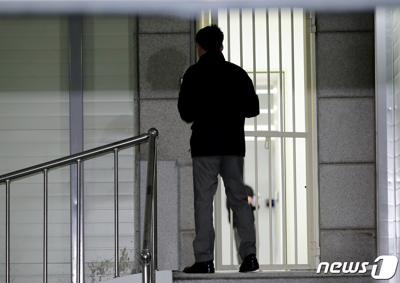 수서경찰서 관계자가 5일 서울 강남구 수서경찰서에서 강남 납치·살해사건의 배후로 의심받는 코인업계 관계자 부부 중 남편 유모씨(40대)를 체포해 호송한 뒤 철문을 잠그고 있다.다. 2022.4.5/뉴스1 ⓒ News1 장수영 기자