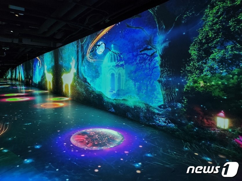 한국수력원자력(주) 한울원자력본부(본부장 박범수)가 왕피천공원에서 문을 연 몰입형 미디어아트 전시관인 '상생나래존'이 관광객들의 호응 속에 운영되고 있다고 밝혔다.(한울원자력본부제공)2023.4.6/뉴스1 