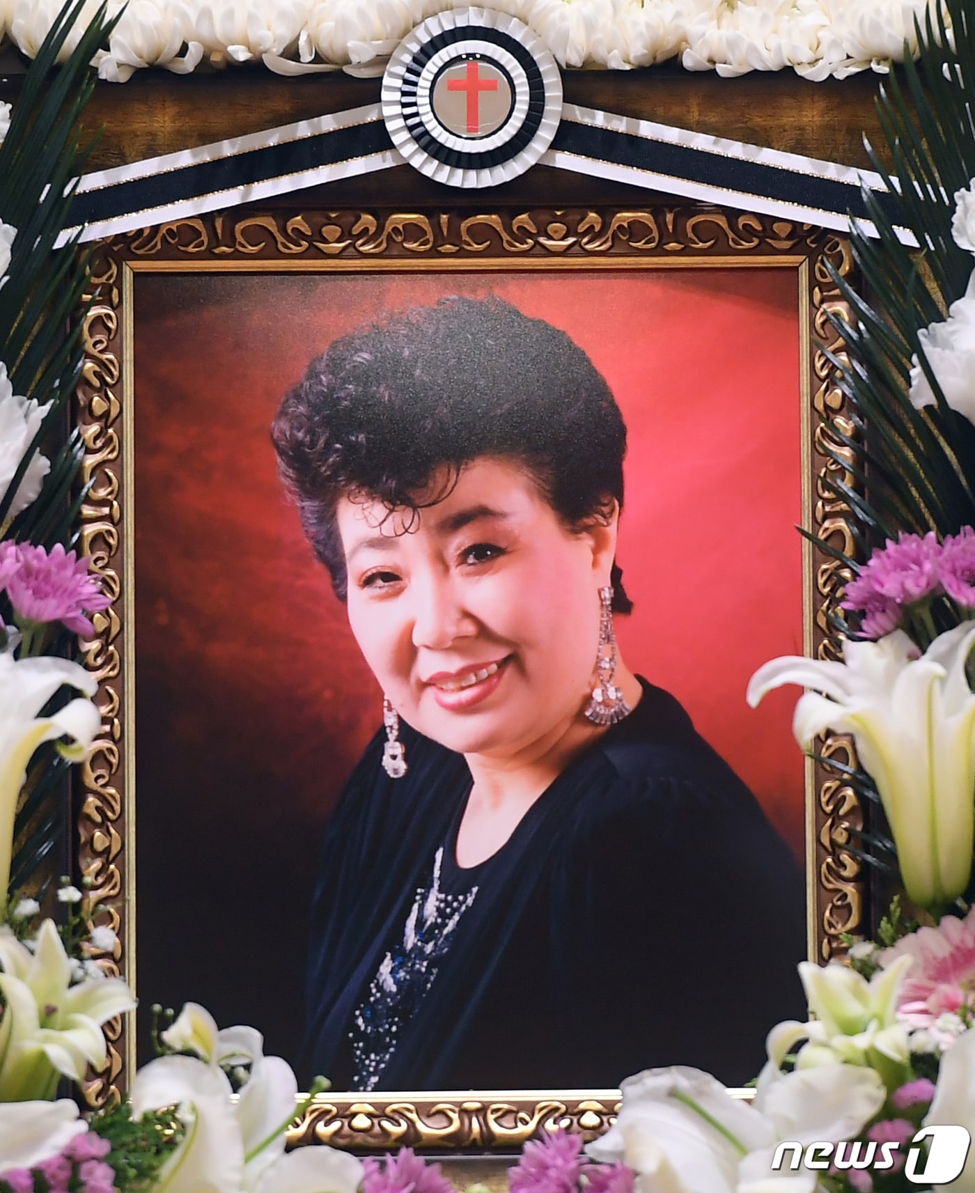 7일 오전 서울 중앙대학교병원 장례식장에 마련된 원로가수 고(故) 현미(본명 김명선)의 빈소에 고인의 영정사진이 놓여 있다. 장례식은 사단법인 대한가수협회장으로 거행된다. 2023.4.7 ⓒ 뉴스1 사진공동취재단