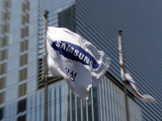 삼성전자가 메모리 반도체 업황 악화에 올해 1분기 영업이익이 96% 가까이 증발하며 14년 만의 최저 수준으로 떨어졌다. ‘어닝 쇼크’(실적 충격)를 맞은 삼성전자는 처음으로 메모리 감산을 공식화했다. 사진은 서울 서초구 삼성전자 서초사옥. 2023.4.7/뉴스1 ⓒ News1 신웅수 기자