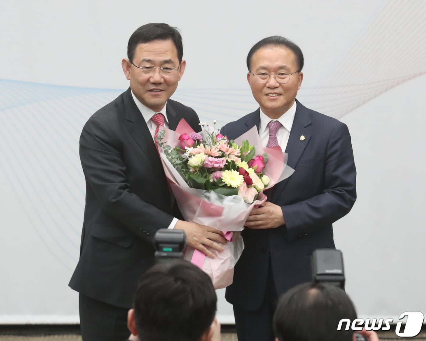 6·3 지방선거 대구시장에 출마하는 국민의힘 소속 주호영 의원(왼쪽)과 윤재옥 의원이 11일 대구·경북 행정통합의 필요성을 재차 강조했다. ⓒ 뉴스1 자료 사진