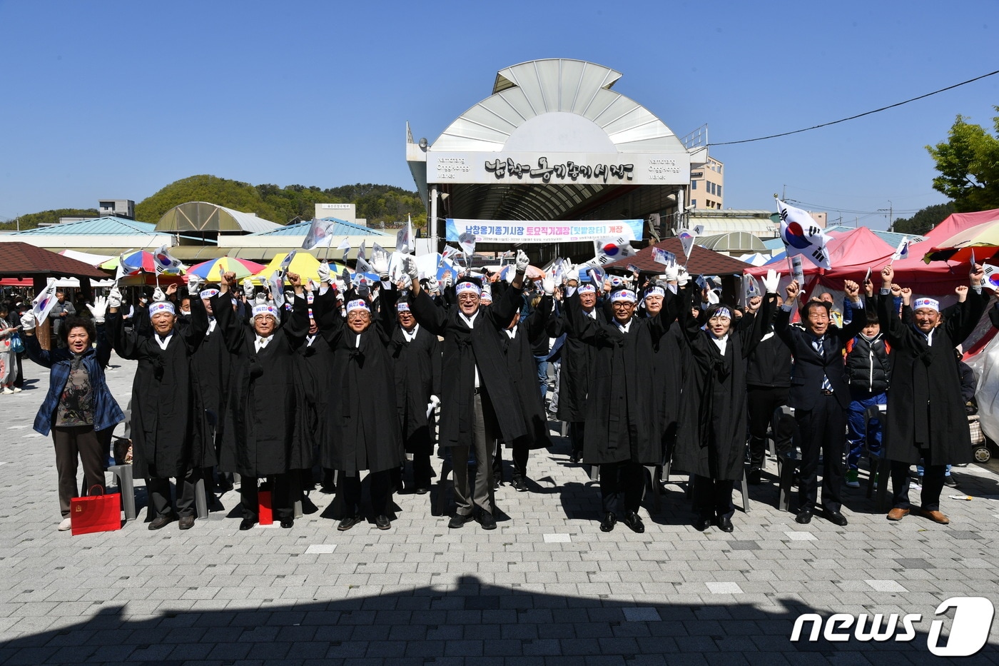 8일 오전 울산 울주군 남창시장 일대에서 이순걸 울주군수, 군의원, 독립유공자 유족, 주민들이 참여한 가운데 올해로 104주년을 맞은 &#39;남창 4.8만세운동 재현&#39;행사가 열렸다.