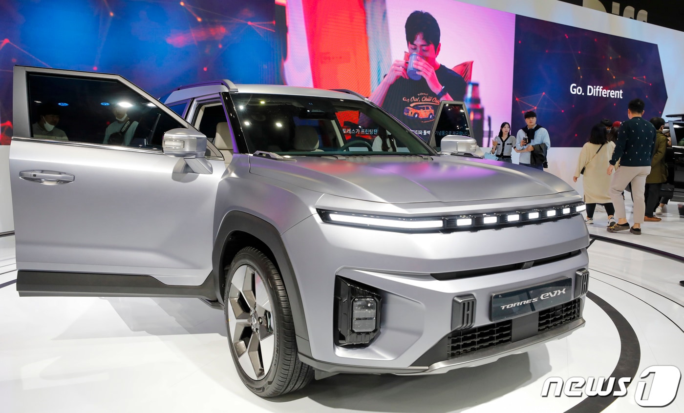 9일 경기도 고양시 킨텍스 제1전시장에서 열린 2023 서울모빌리티쇼에서 관람객들이 KG모빌리티의 토레스EVX를 살펴보고 있다. 이날까지 열리는 서울모빌리티쇼는 전 세계 12개국 163개 기업·기관이 참가했다. 2023.4.9/뉴스1 ⓒ News1 김도우 기자