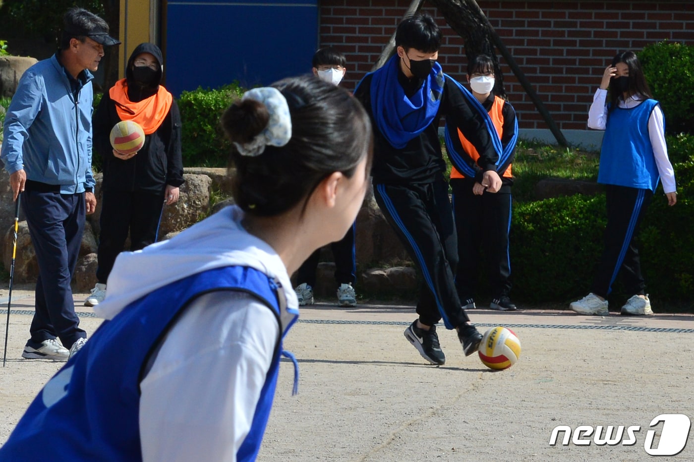 경북 포항영일고등학교에서 학생들이 체육시간을 이용 발야구를 하고 있다. /뉴스1 ⓒ News1 최창호 기자