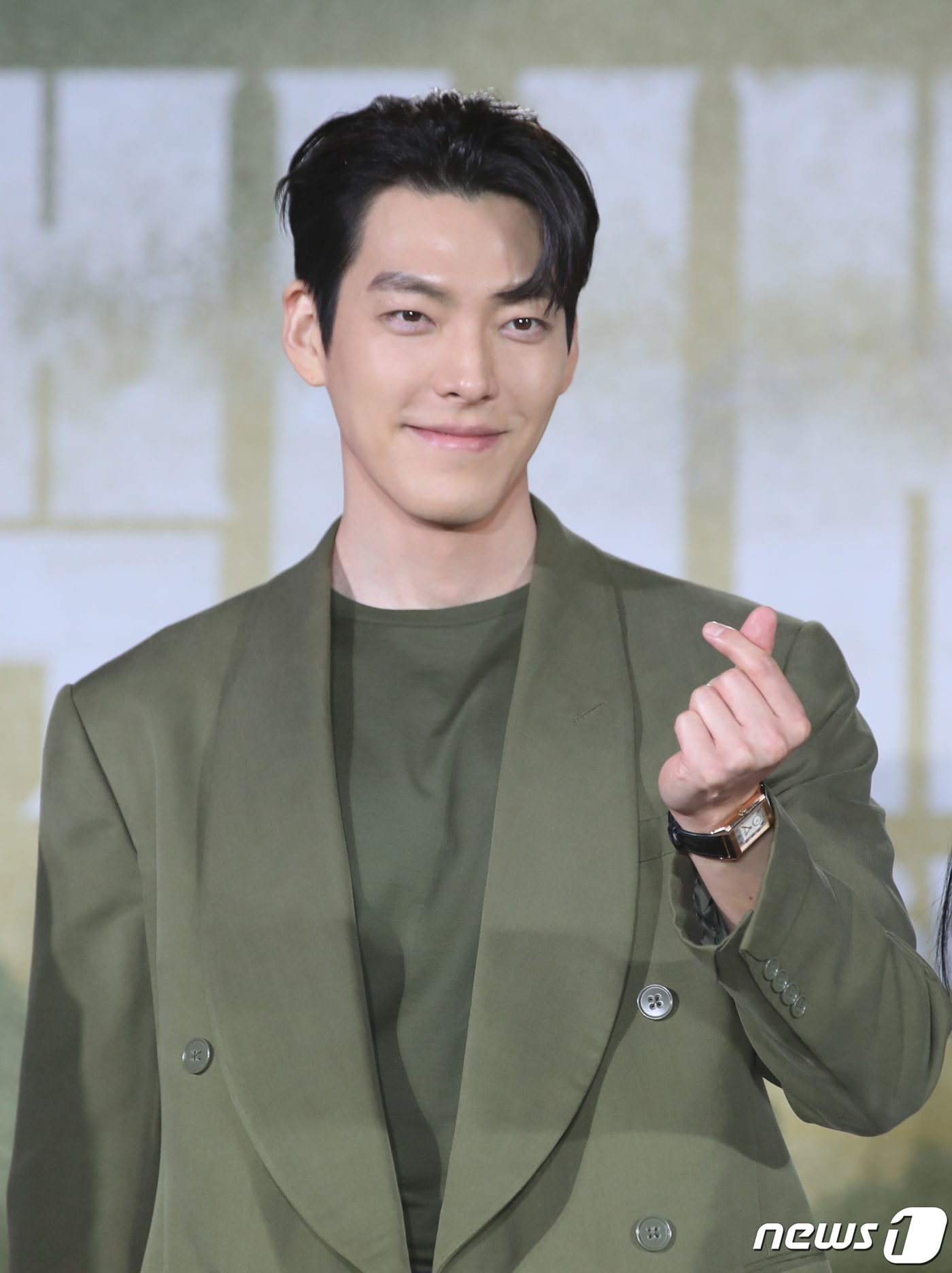 배우 김우빈이 10일 서울 영등포구 프로보크 서울에서 열린 넷플릭스 드라마 '택배기사'(감독 조의석) 제작발표회에서 포즈를 취하고 있다. '택배기사'는 극심한 대기 오염으로 산소호흡기 없이는 살 수 없는 미래의 한반도, 전설의 택배기사 ‘5-8’(김우빈 분)과 난민 ‘사월’(강유석 분)이 새로운 세상을 지배하는 천명그룹에 맞서며 벌어지는 이야기를 그렸다. 2023.5.10/뉴스1 ⓒ News1 권현진 기자