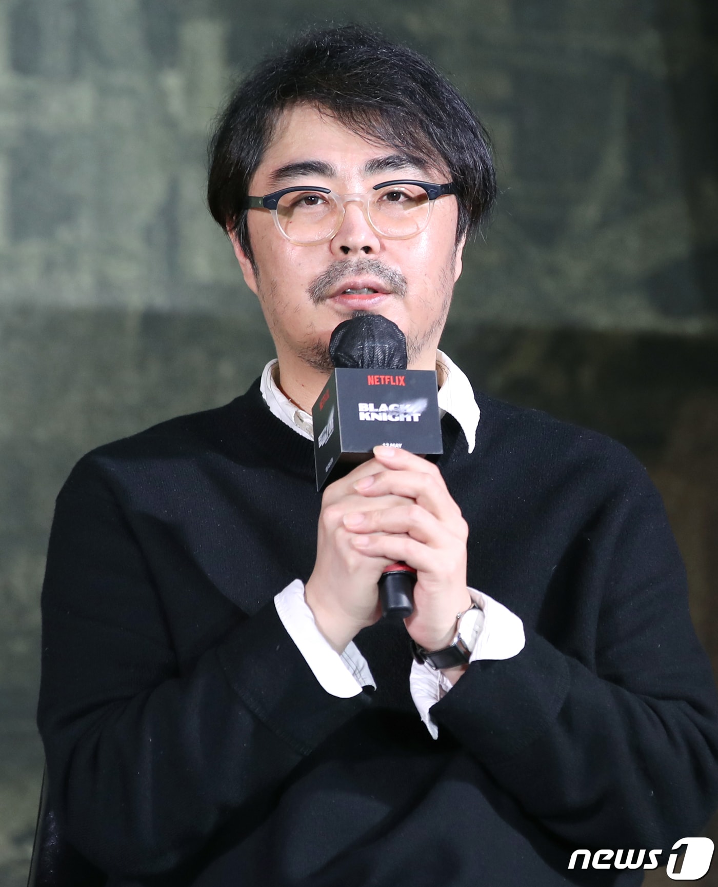 조의석 감독이 10일 서울 영등포구 프로보크 서울에서 열린 넷플릭스 드라마 '택배기사' 제작발표회에서 포즈를 취하고 있다. '택배기사'는 극심한 대기 오염으로 산소호흡기 없이는 살 수 없는 미래의 한반도, 전설의 택배기사 ‘5-8’(김우빈 분)과 난민 ‘사월’(강유석 분)이 새로운 세상을 지배하는 천명그룹에 맞서며 벌어지는 이야기를 그렸다. 2023.5.10/뉴스1 ⓒ News1 권현진 기자