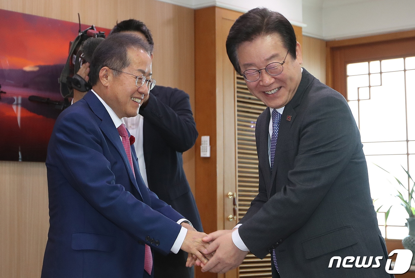 이재명 더불어민주당 대표(오른쪽)가 2023년 5월 10일 오후 대구시청 산격청사를 찾아 접견실에서 홍준표 대구시장과 인사 나누고 있다. 2023.5.10/뉴스1 ⓒ News1 공정식 기자