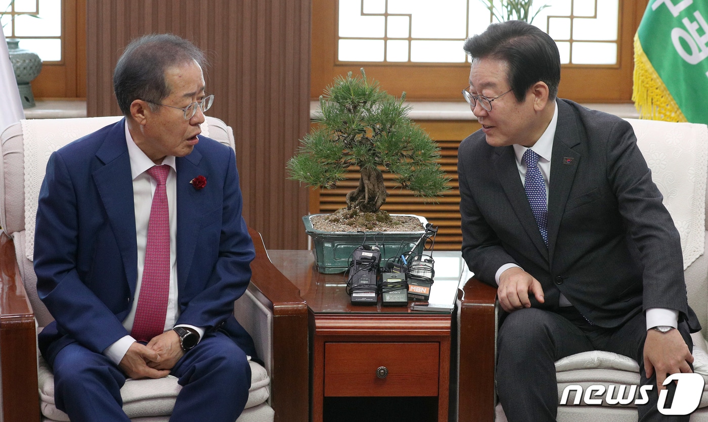 이재명 더불어민주당 대표가 10일 오후 대구시청 산격청사 접견실에서 홍준표 대구시장과 환담을 나누고 있다. 2023.5.10 ⓒ 뉴스1 공정식 기자