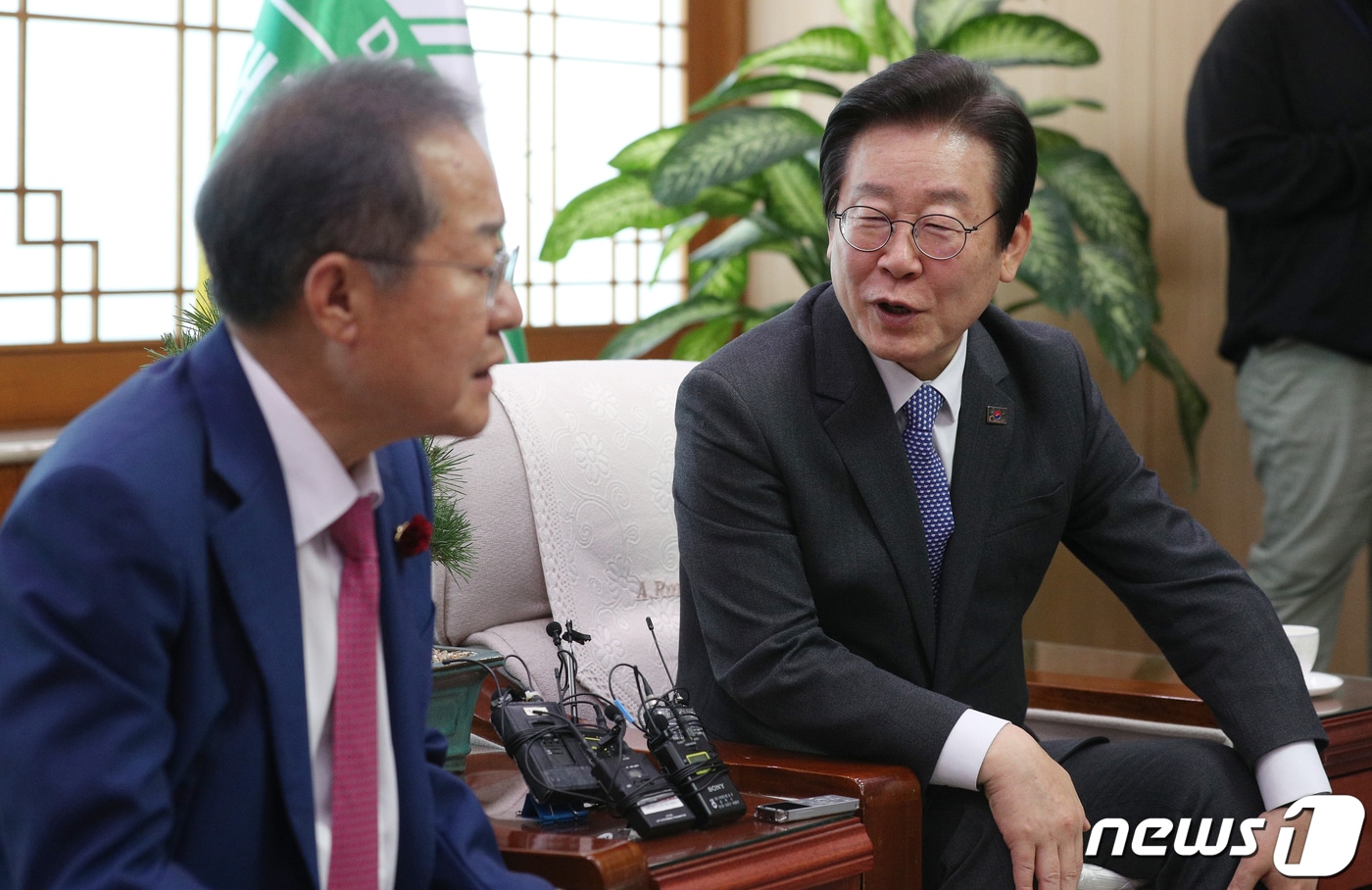 2023년 5월 10일 당시 이재명 더불어민주당 대표(현 대통령)가 대구시청 산격청사를 찾아 홍준표 대구시장과 환담을 나누고 있는 모습. 2023.5.10 ⓒ 뉴스1 공정식 기자