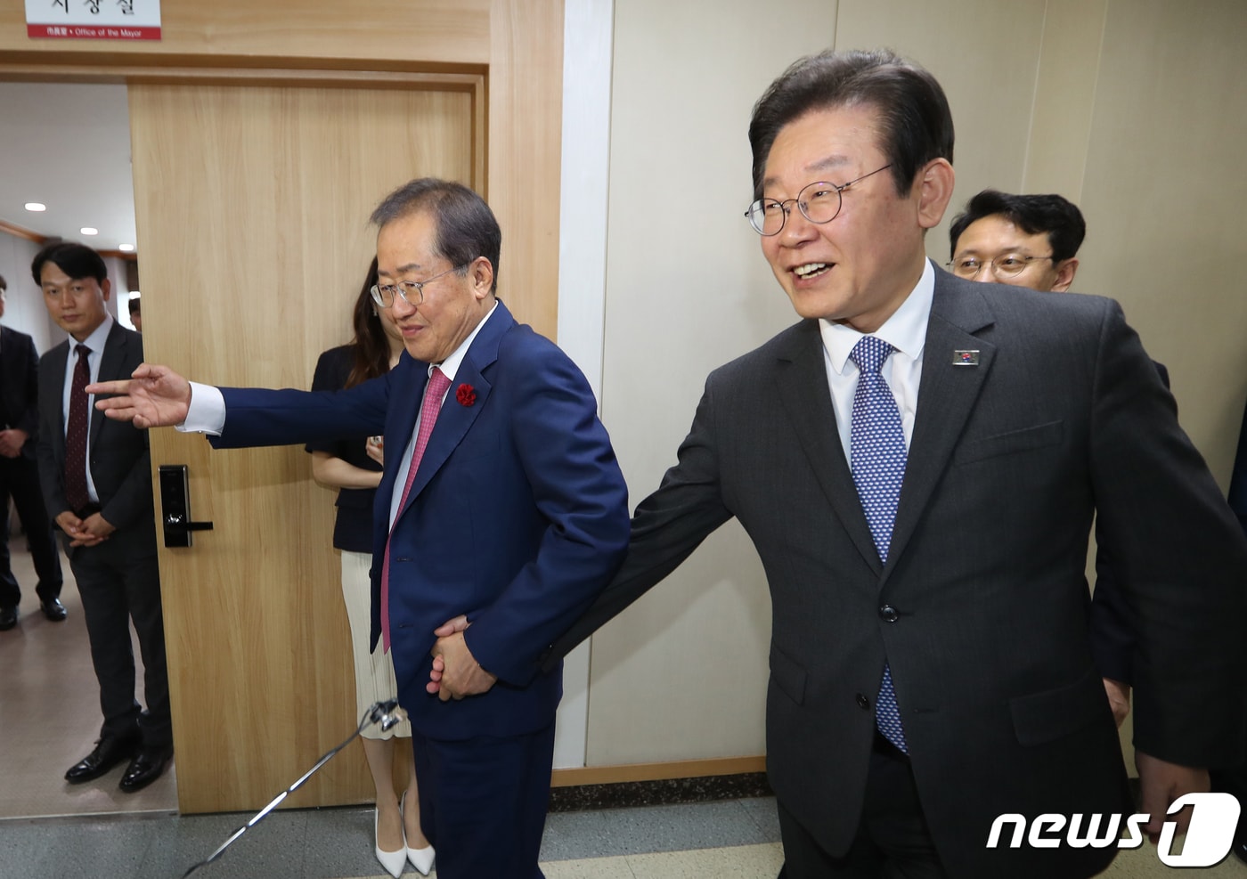 2023년 5월 10일 당시 홍준표 대구시장(왼쪽)이 대구시청 산격청사에서 이재명 더불어민주당 대표와 면담을 마친 뒤 이재명 대표 손을 잡고 배웅하고 있다. 2023.5.10 ⓒ 뉴스1 공정식 기자