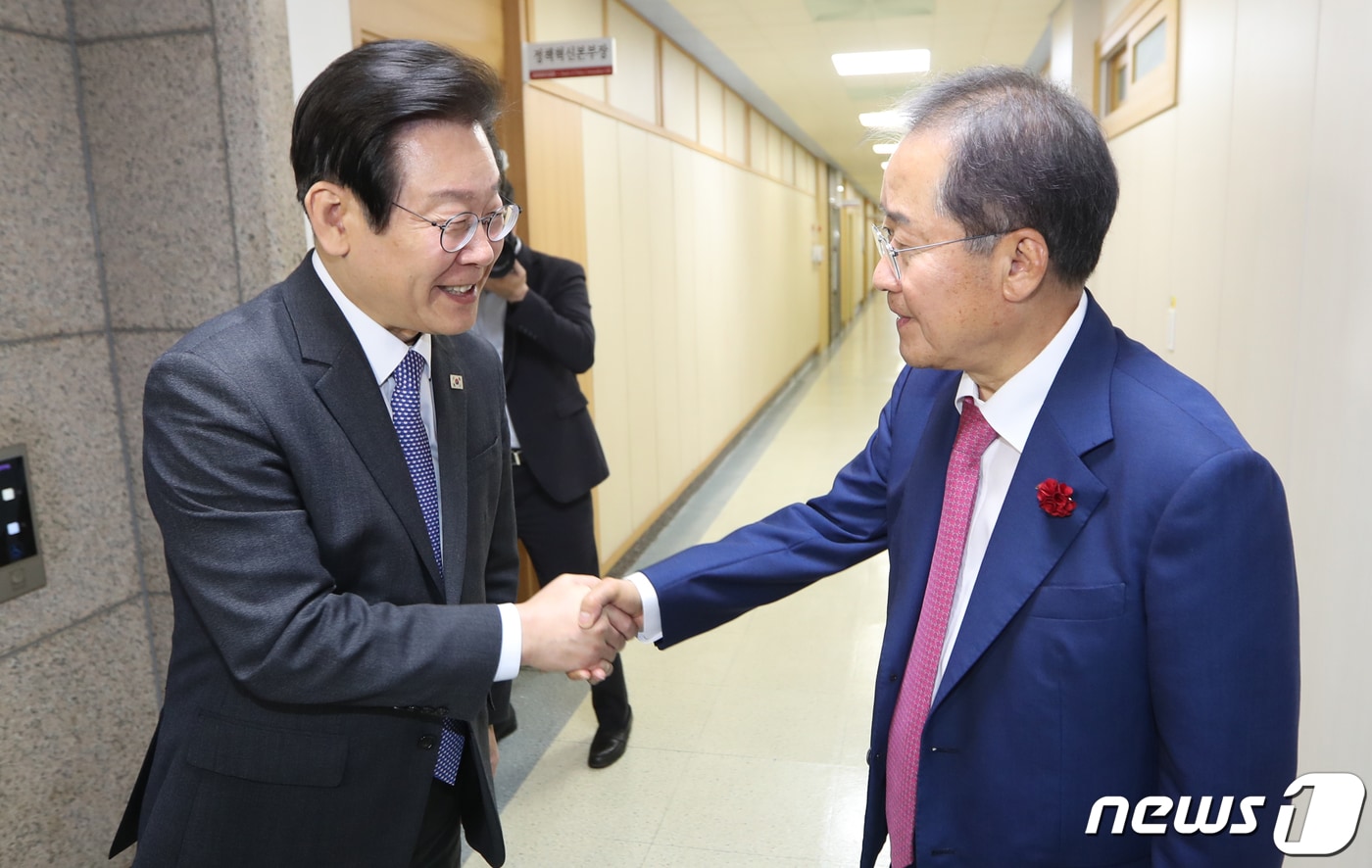 이재명 더불어민주당 대표&#40;왼쪽&#41;가 10일 오후 대구시청 산격청사에서 홍준표 대구시장과 면담을 마친 뒤 인사를 나누고 있다. &#40;사진은 기사 내용과 무관함&#41; 2023.5.10/뉴스1 ⓒ News1 공정식 기자