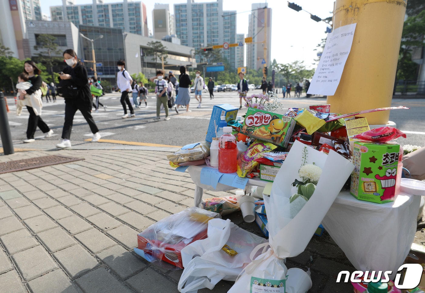 11일 오전 경기 수원시 권선구의 한 사거리에 우회전하던 시내버스에 치여 숨진 아이를 추모하는 물품들이 놓여져 있다. 지난 10일 경기 수원시 권선구의 한 사거리에서 9살 A군이 우회전하던 시내버스에 치여 숨졌다. 사고가 난 곳은 어린이보호구역으로, 사고 당시 보행자 신호는 녹색이었다. 2023.5.11/뉴스1 ⓒ News1 김영운 기자