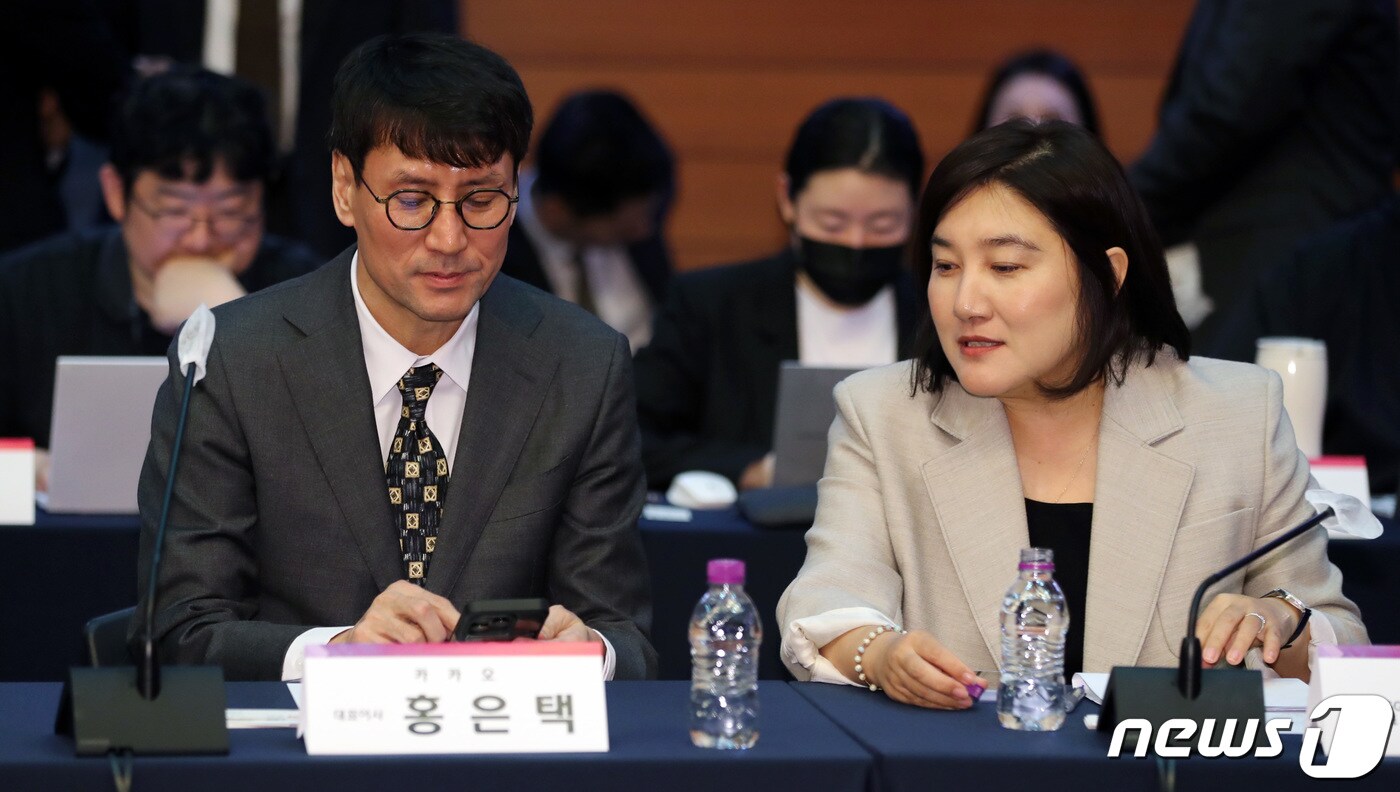 채선주 네이버 ESG-대외 정책 대표&#40;오른쪽&#41;와 홍은택 카카오 대표이사가 11일 서울 중구 포스트타워에서 열린 플랫폼 자율기구 자율규제방안 발표회에서 대화를 나누고 있다. 2023.5.11/뉴스1 ⓒ News1 이동해 기자