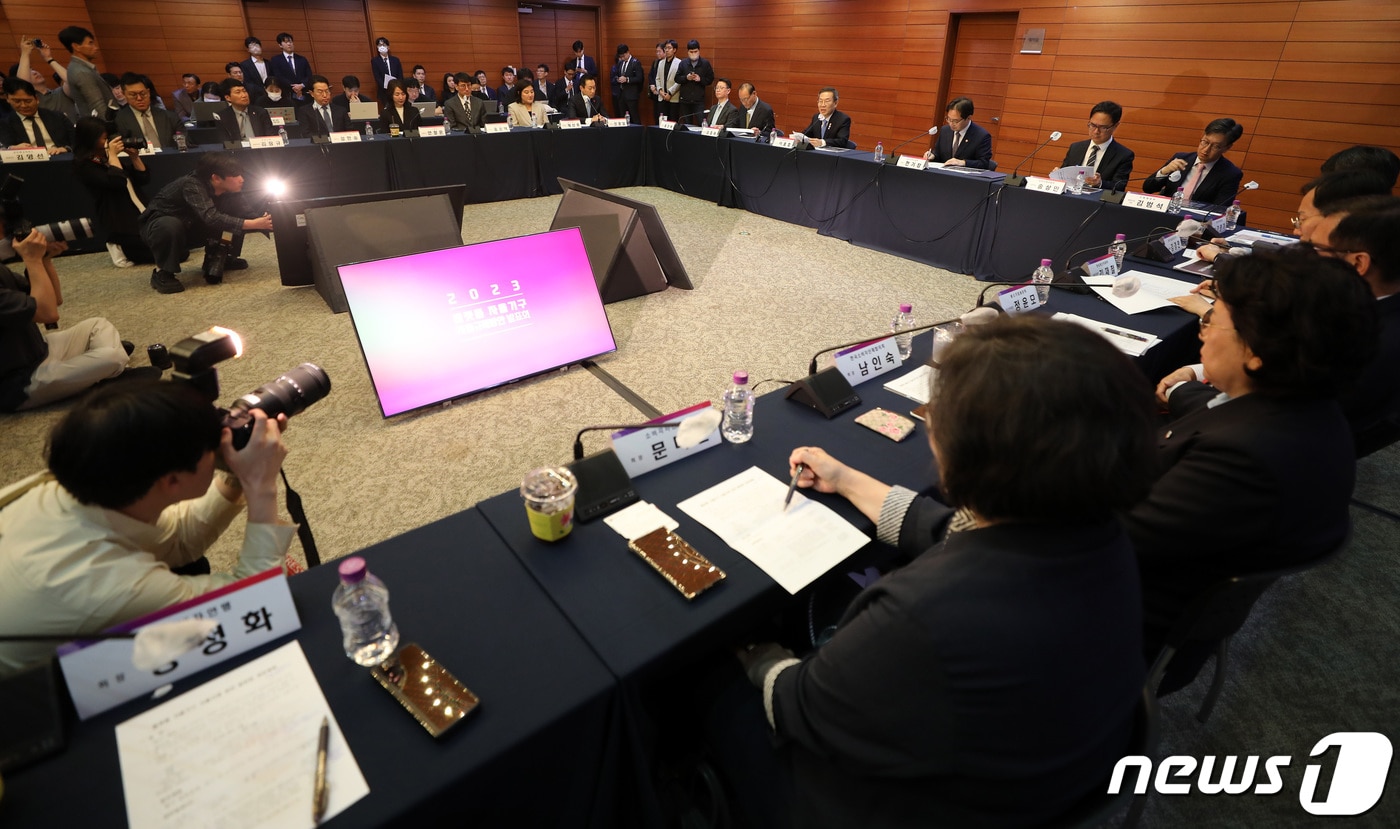 이종호 과학기술정보통신부 장관이 11일 서울 중구 포스트타워에서 열린 플랫폼 자율기구 자율규제방안 발표회에서 인사말을 하고 있다. 2023.5.11/뉴스1 ⓒ News1 이동해 기자
