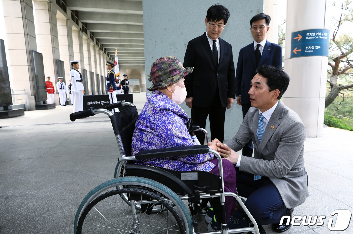 박민식 국가보훈처장이 지난 12일 오전 서울 용산구 전쟁기념관 전사자 명비 앞에서 6.25전쟁영웅 고(故) 김한준 대위의 배우자 양옥자씨와 대화하고 있다. 2023.5.12/뉴스1 ⓒ News1 박정호 기자