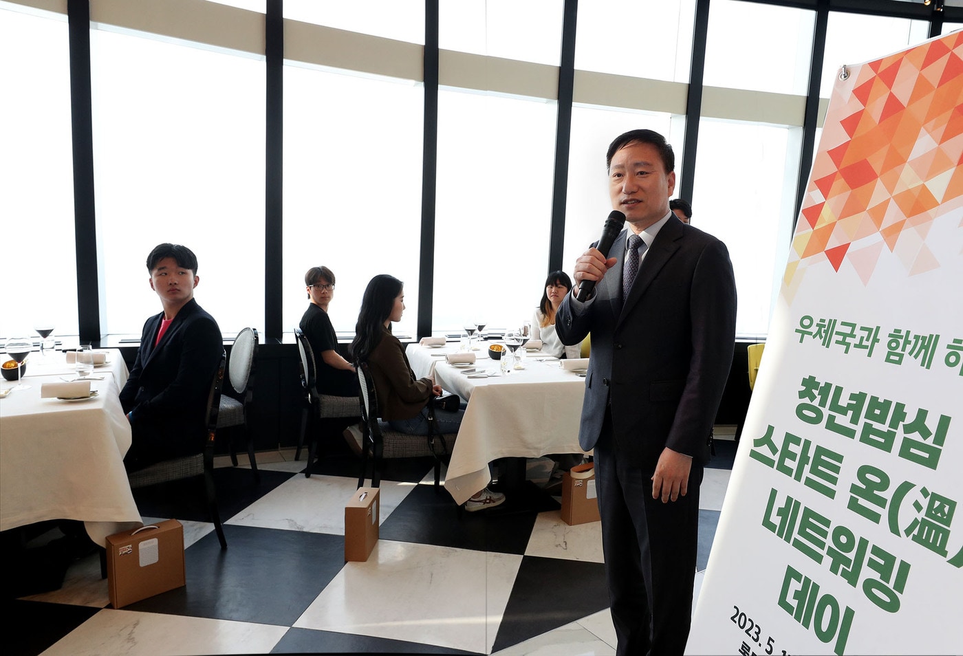 손승현 우정사업본부장이 12일 오후 서울 시그니엘 호텔에서 ‘우체국 청년밥심 스타트 온(溫) 네트워킹데이’ 행사에서 발언하고 있다. (우정사업본부 제공) 2023.05,14 /뉴스1