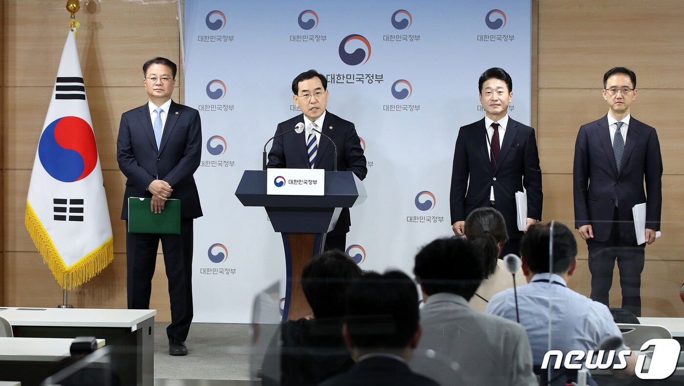 이창양 산업통상자원부 장관이 15일 서울 종로구 정부서울청사에서 2023년도 2분기 전기·가스요금 조정안 및 취약계층 지원 대책을 발표하고 있다. 정부가 이달 16일부터 적용하는 2분기 전기요금을 ㎾h(킬로와트시)당 8원 인상했다. 가스요금은 MJ(메가줄)당 1.04원 올려 이로 인한 가구의 공공요금 부담은 한달에 7000원 가량 늘어날 전망이다. 2023.5.15/뉴스1 ⓒ News1 박지혜 기자