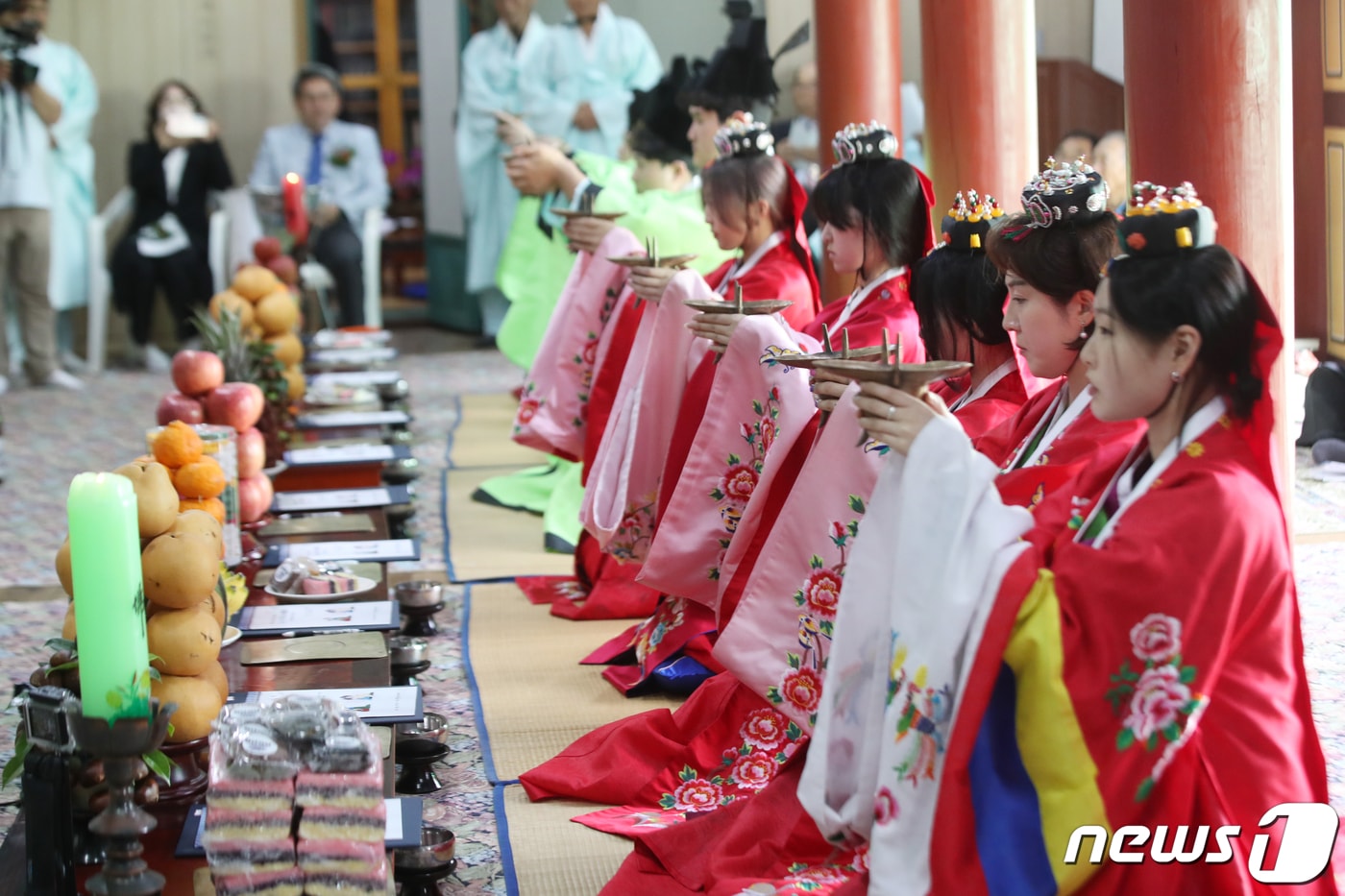 성년의 날인 15일 오후 제주시 제주향교에서 올해 성년을 맞은 학생들이 전통관례복장을 갖추고 성년의식을 치르고 있다. 2023.5.15/뉴스1
