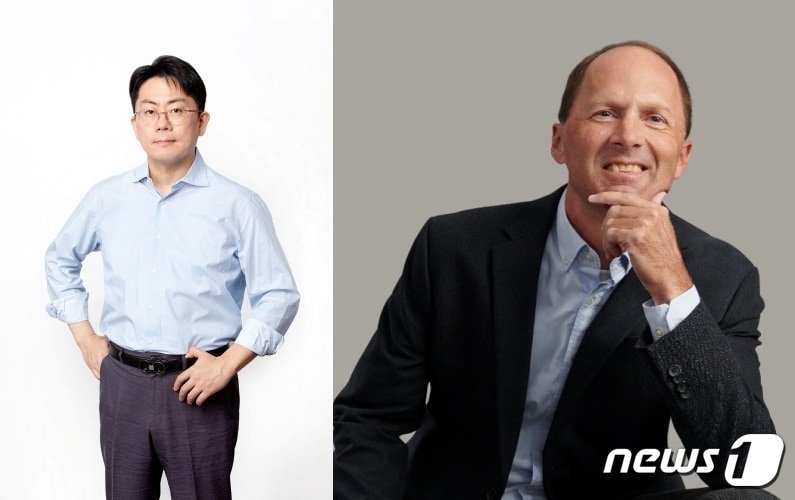  왼쪽부터 노종원 솔리다임, 데이비드 딕슨 각자대표이사. (SK하이닉스 제공) 