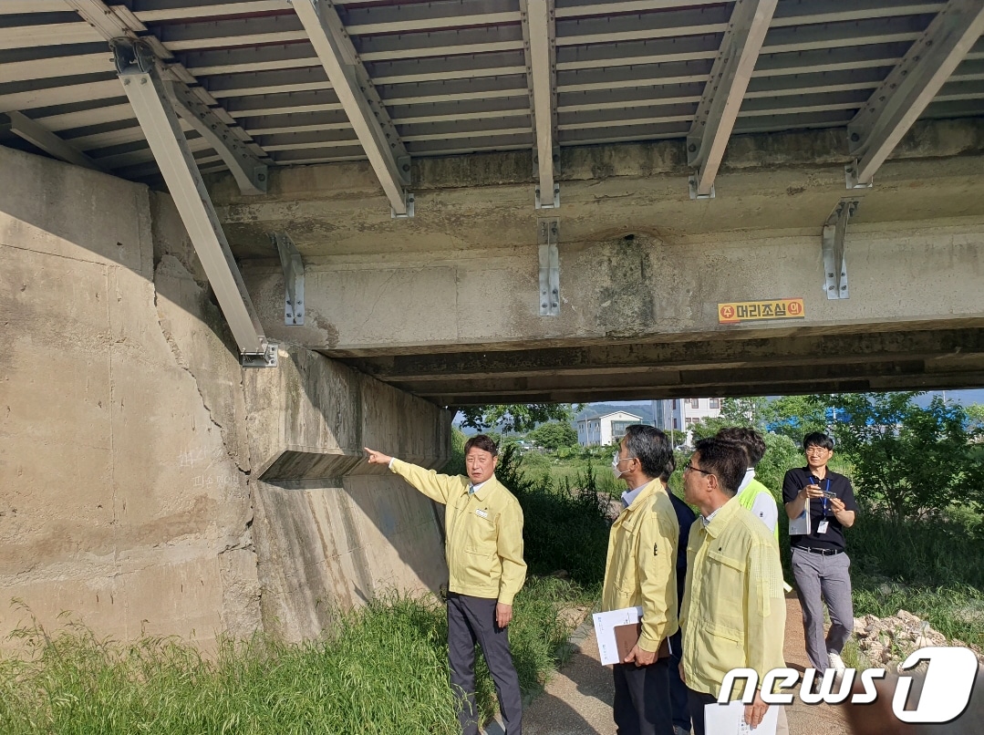 노형수 전북 고창군 부군수가 ‘대한민국 안전大전환, 집중안전점검’의 일환으로 지역내 시설물 안전점검에 나섰다. 노 부군수가 학천교 교량의 노후상태를 살피며 문제점을 지적하고 있다.&#40;고창군 제공&#41;2023.5.16/뉴스1 