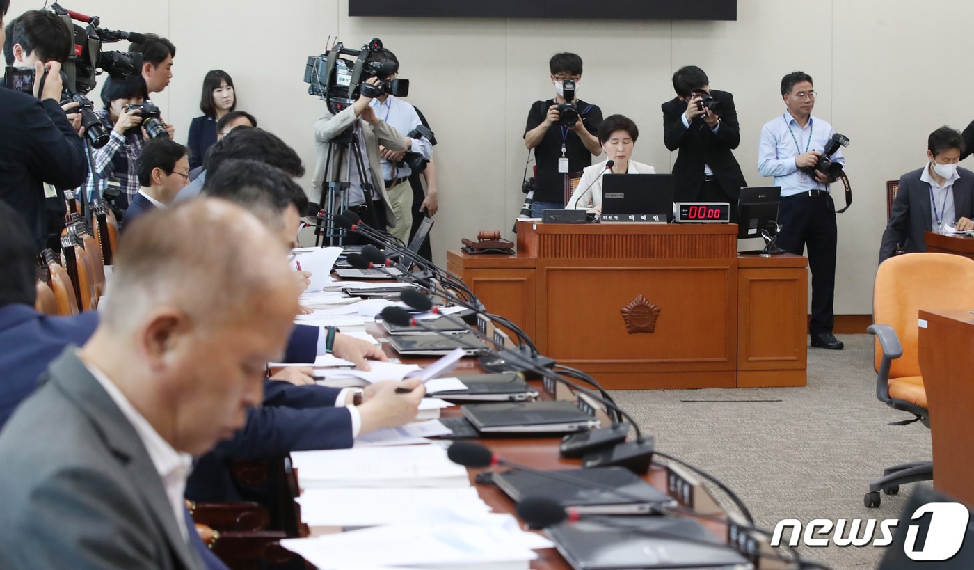 17일 백혜련 국회 정무위원장이 오전 서울 여의도 국회에서 열린 정무위원회 전체회의를 주재하고 있다. 이날 정무위에서는 국회의원의 가상자산 자진신고 및 조사에 관한 결의안을 채택했다. 2023.5.17뉴스1 ⓒ News1 임세영 기자