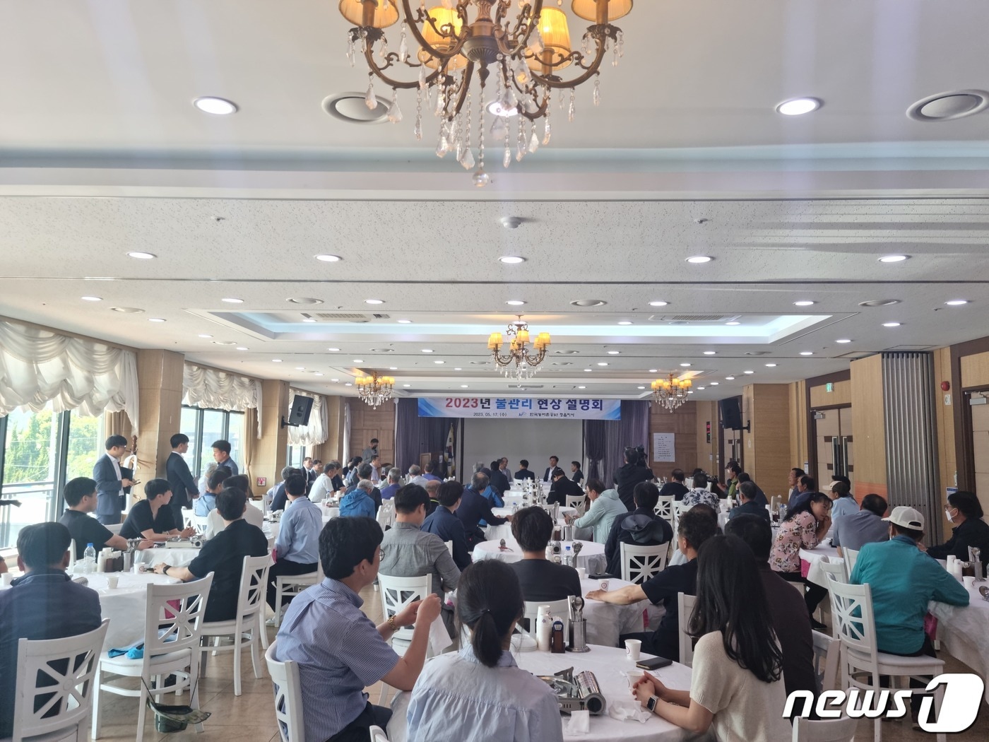 한국농어촌공사 정읍지사(지사장 하인호)는 17일 농업용수 운영현황과 다가올 수자원의 환경변화 등을 공유하기 위해 '2023 물관리 현장 설명회'를 개최했다.(정읍지사 제공)2023.5.17/뉴스1