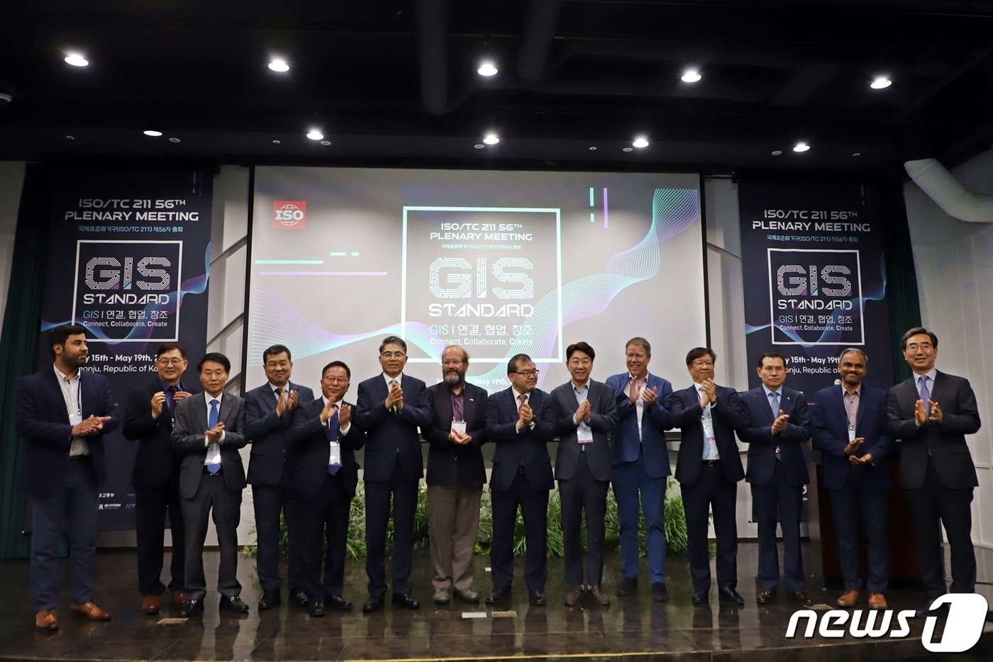LX공사가 5월17일 전주 왕의지밀에서 ‘공간정보 표준포럼’을 개최한 가운데 참여자들이 기념촬영을 하고 있다.(LX공사 제공)2023.5.18/뉴스1