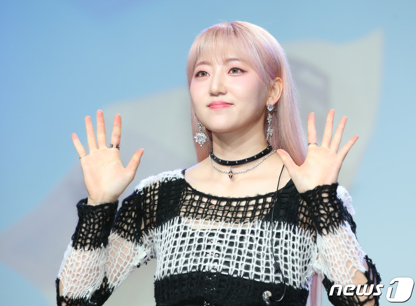 가수 경서가 19일 서울 강남구 일지아트홀에서 가진 첫 번째 미니 앨범 '온고잉(ONGOING)' 발매 쇼케이스에서 포즈를 취하고 있다. 2023.5.19/뉴스1 ⓒ News1 권현진 기자