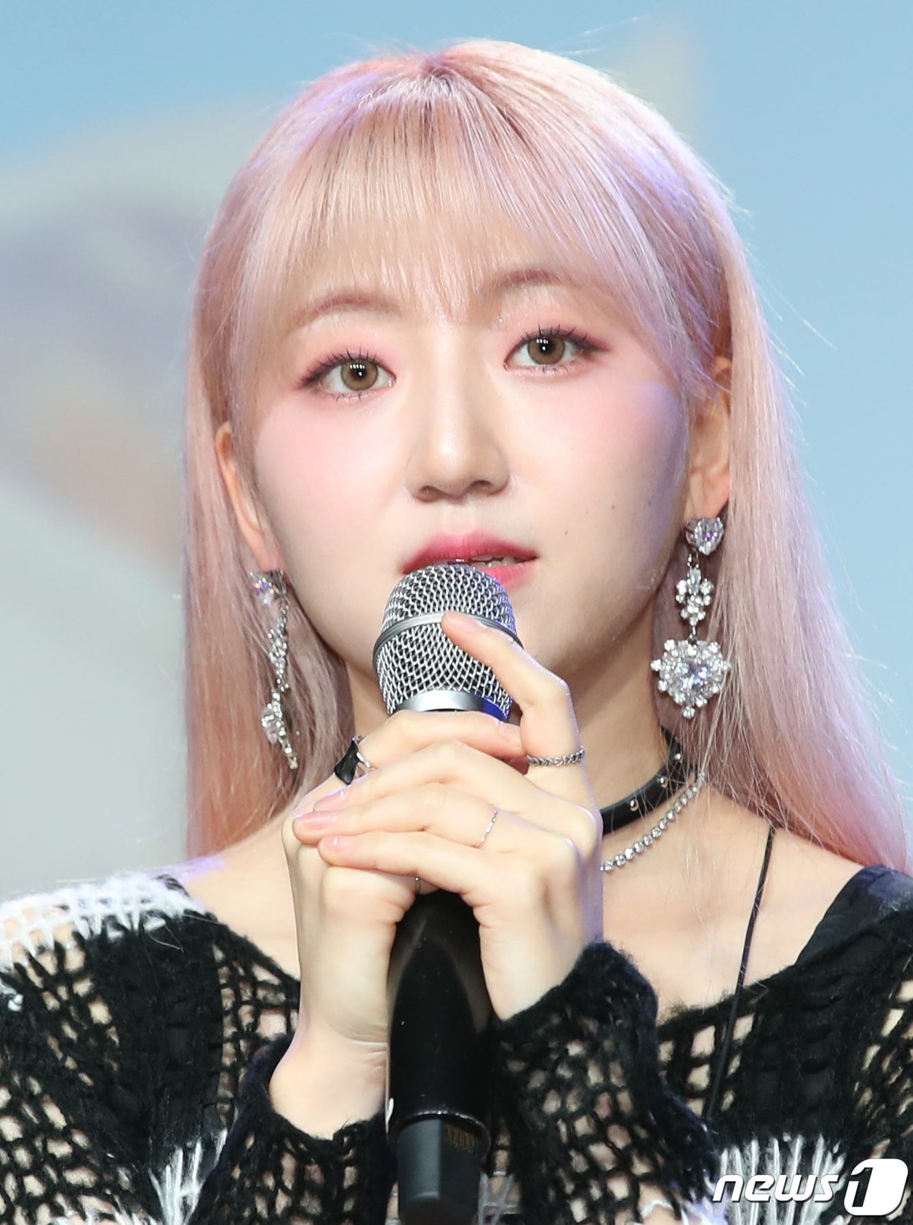 가수 경서가 19일 서울 강남구 일지아트홀에서 열린 첫 번째 미니 앨범 '온고잉(ONGOING)' 발매 쇼케이스에서 취재진 질문에 답하고 있다. 2023.5.19/뉴스1 ⓒ News1 권현진 기자