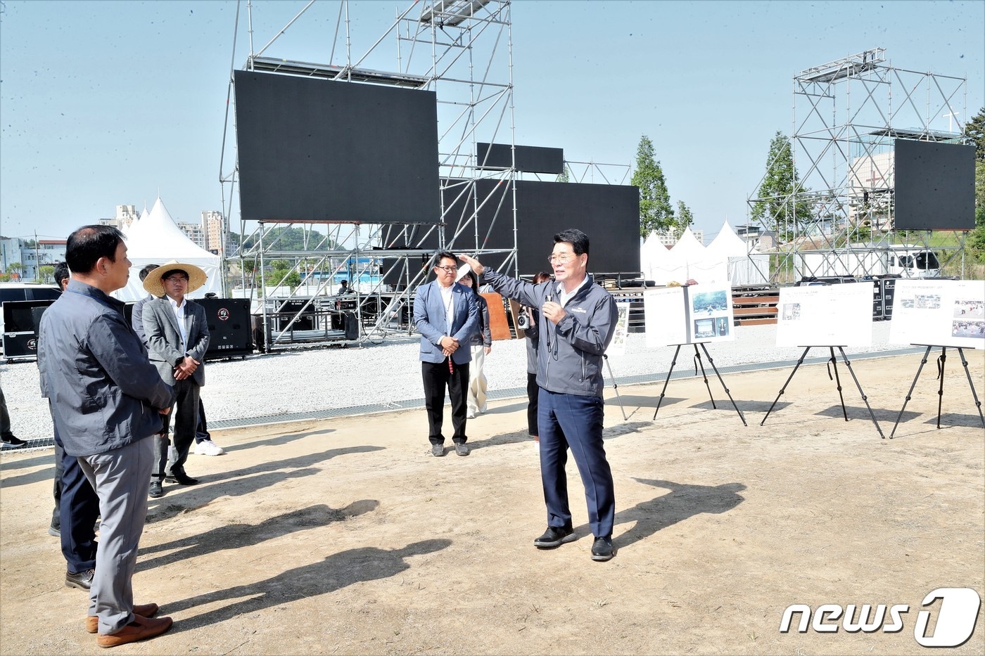 전북 부안군은 4일부터 6일까지 부안읍 매창공원에서 열리는 제10회 부안마실축제를 안전하고 성공적으로 개최하기 위해 1일 최종 현장 보고회를 진행했다. 권익현 군수가 매창공원 특설무대에서  축제 관계자로부터 준비상황을 듣고 있다.&#40;부안군 제공&#41;2023.5.1/뉴스1