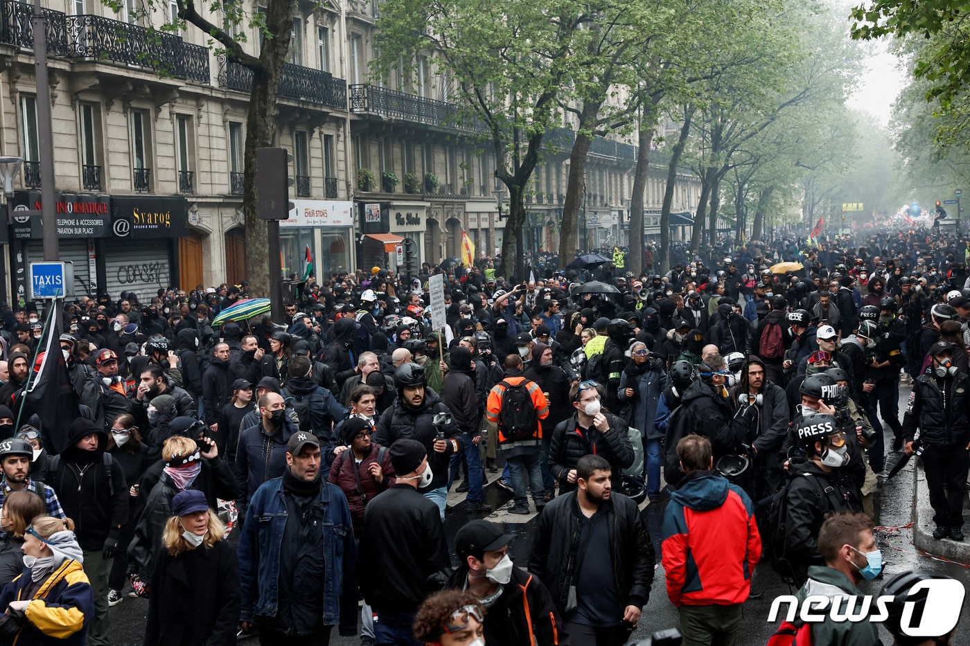 1일(현지시간) 프랑스 프리에서 노동절에 맞춰 노조와 연합 전선을 구축한 연금 개혁 반대 시위대가 행진을 하고 있다. ⓒ 로이터=뉴스1 ⓒ News1 우동명 기자