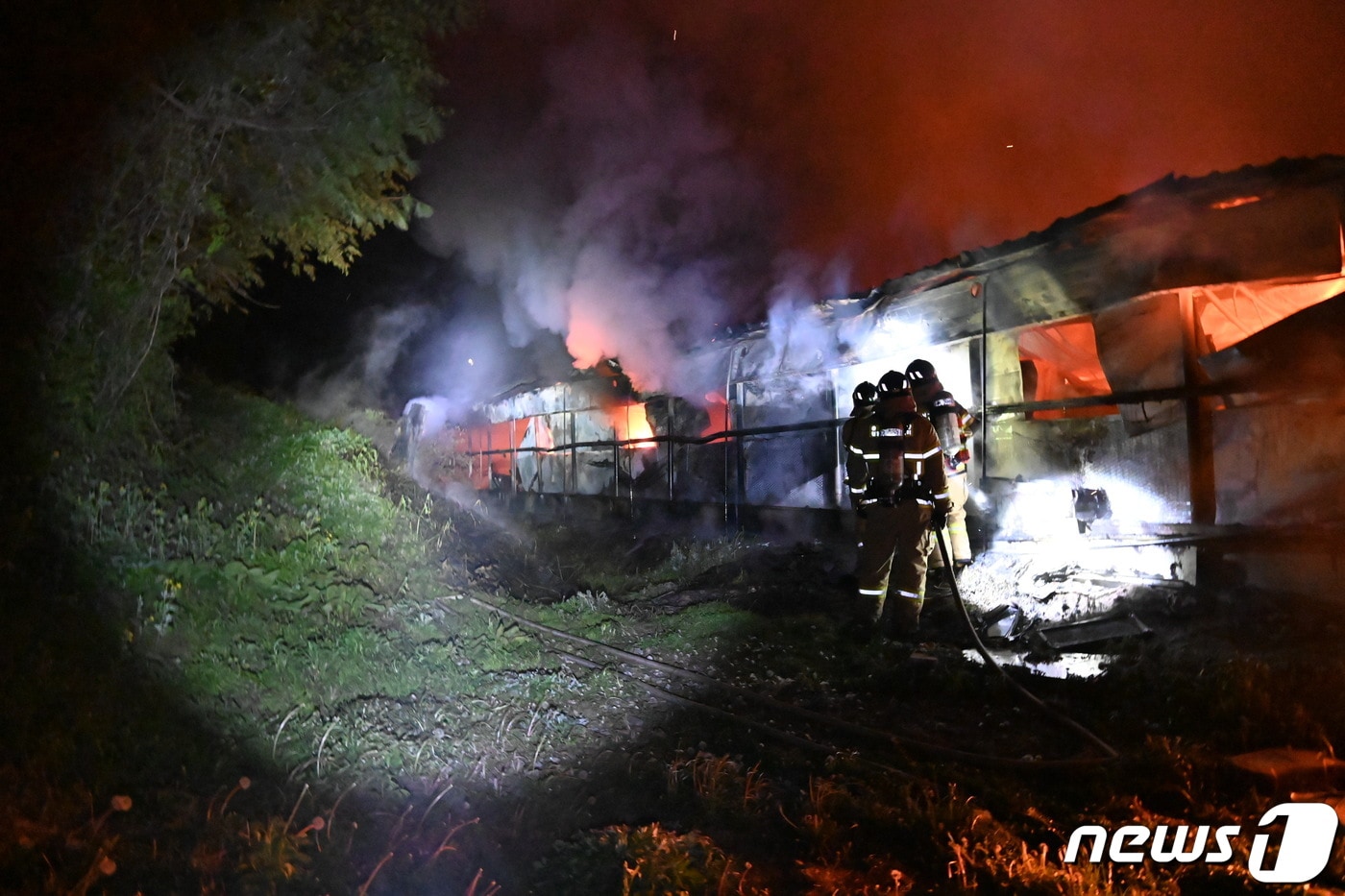 2일 오전 충남 청양군 화성면 양계장에서 소방관들이 화재를 진압하고 있다. &#40;청양소방서 제공&#41; / 뉴스1