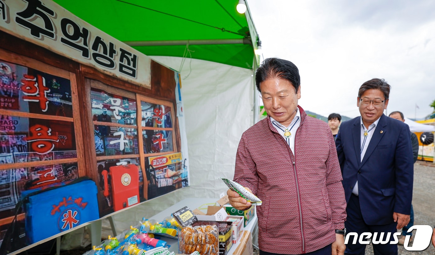 이병환 성주군수가 가족 체험형 주말장터 '나랑놀장, 별꽃장터'를 살펴보고 있다.(성주군 제공) 2023.5.2/뉴스1