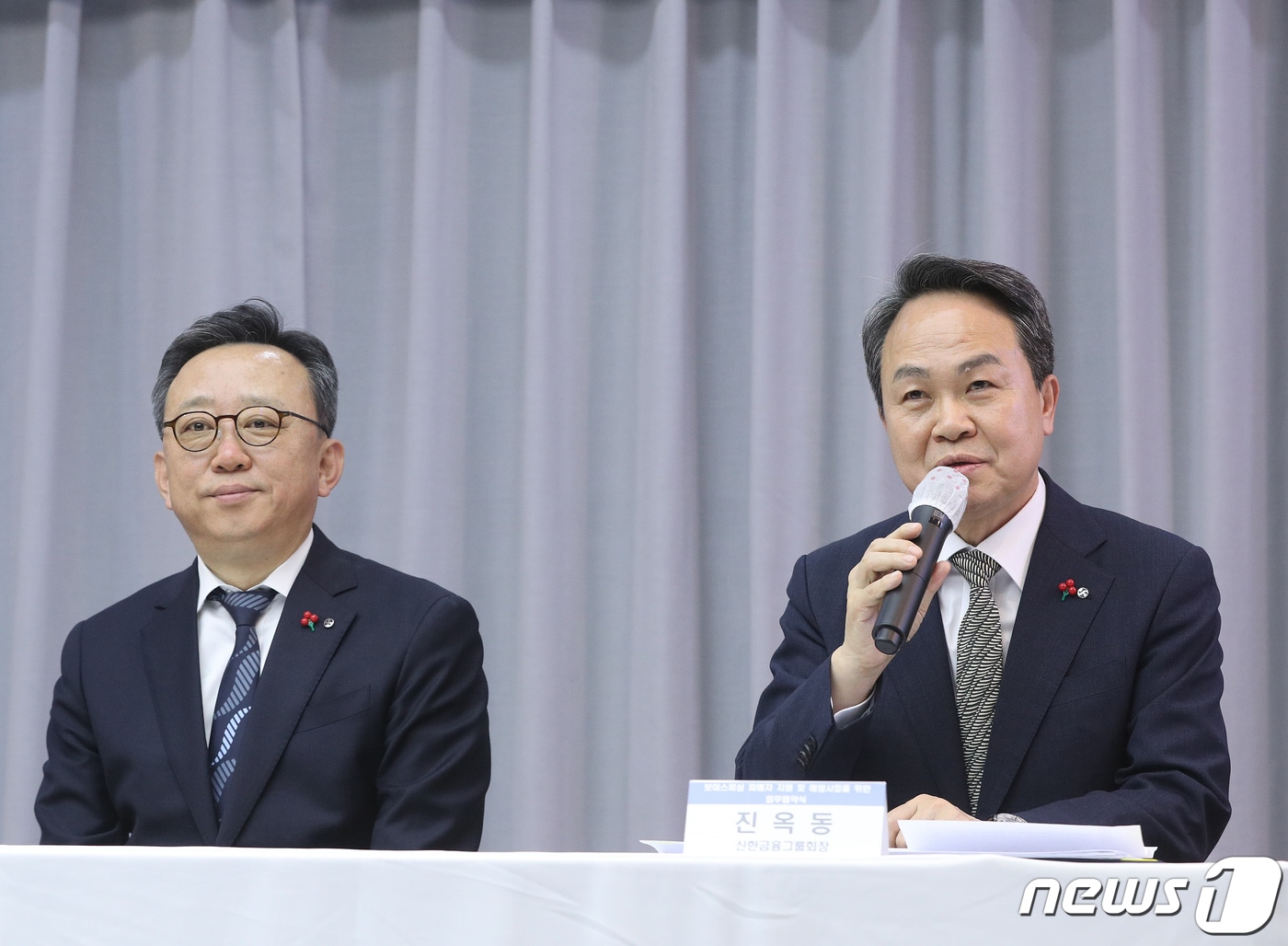 진옥동 신한금융그룹 회장&#40;오른쪽&#41;과 정상혁 신한은행장. 2023.5.2/뉴스1 ⓒ News1 신웅수 기자