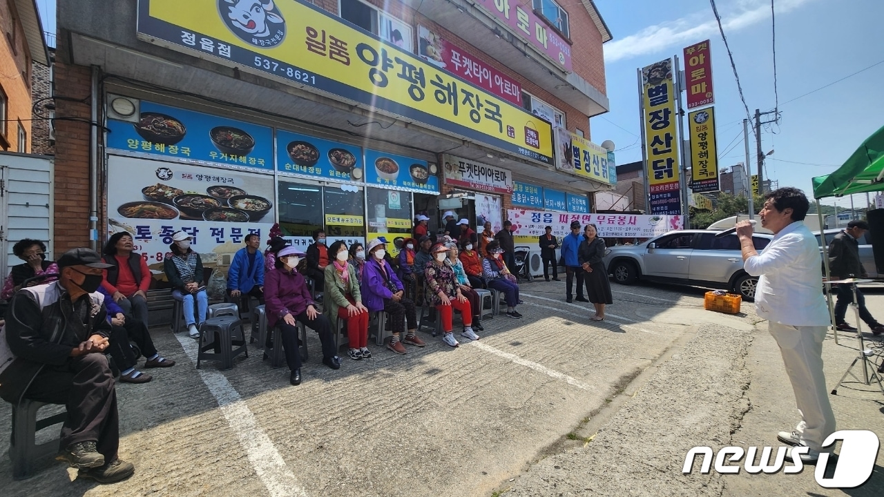 전북 정읍시 수성동 요식업 부부연합회(회장 노홍래)가 5월 가정의 달을 맞아 1일 지역 주민 300명에게 짜장면 무료 나눔 봉사활동을 펼쳐 칭송을 받았다. 노홍래 회장이  무료 급식에 앞서 주민들에게 인삿말을 하고 있다.(정읍시 제공)2023.5.2/뉴스1