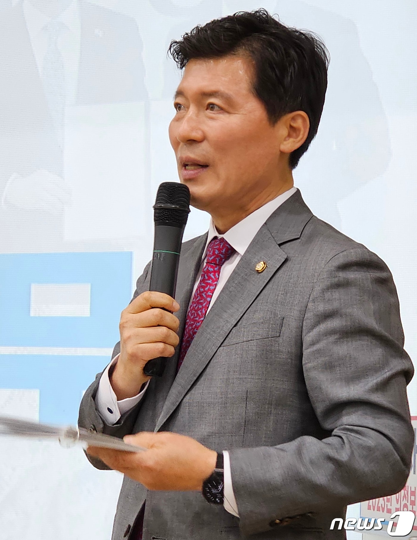 2일 경북 구미 새마을운동테마공원 글로벌관에서 열린 국민의힘 구자근 의원(구미시갑) 의정보고회에서 구 의원이 의정보고를 하고 있다. 2023.5.2/뉴스1 ⓒ News1 정우용 기자