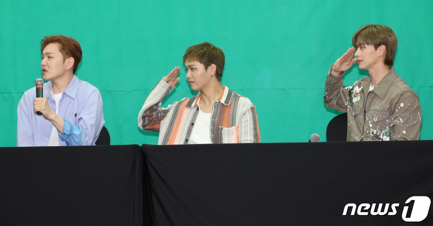 그룹 비투비(BTOB)의 임현식과 육성재(오른쪽)가 2일 서울 마포구 스탠포트호텔에서 가진 미니 12집 'WIND AND WISH' 발매 기념 기자간담회에서 이창섭(왼쪽)을 보며 거수 경례를 하고 있다. 앞서 이창섭은 유튜브 채널 'ootb STUDIO' 50만 돌파시 군 재입대 공약을 약속한 바 있다. 2023.5.2/뉴스1 ⓒ News1 권현진 기자