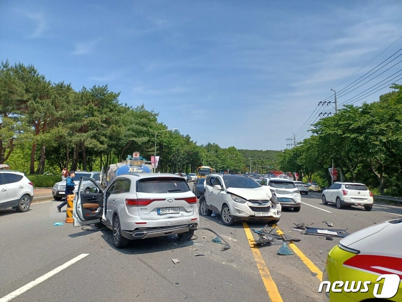 20일 오후 1시 4분께 울산 남구 옥동 울산대공원 남문 앞 교차로에서 6중 추돌 교통사고 발생했다.