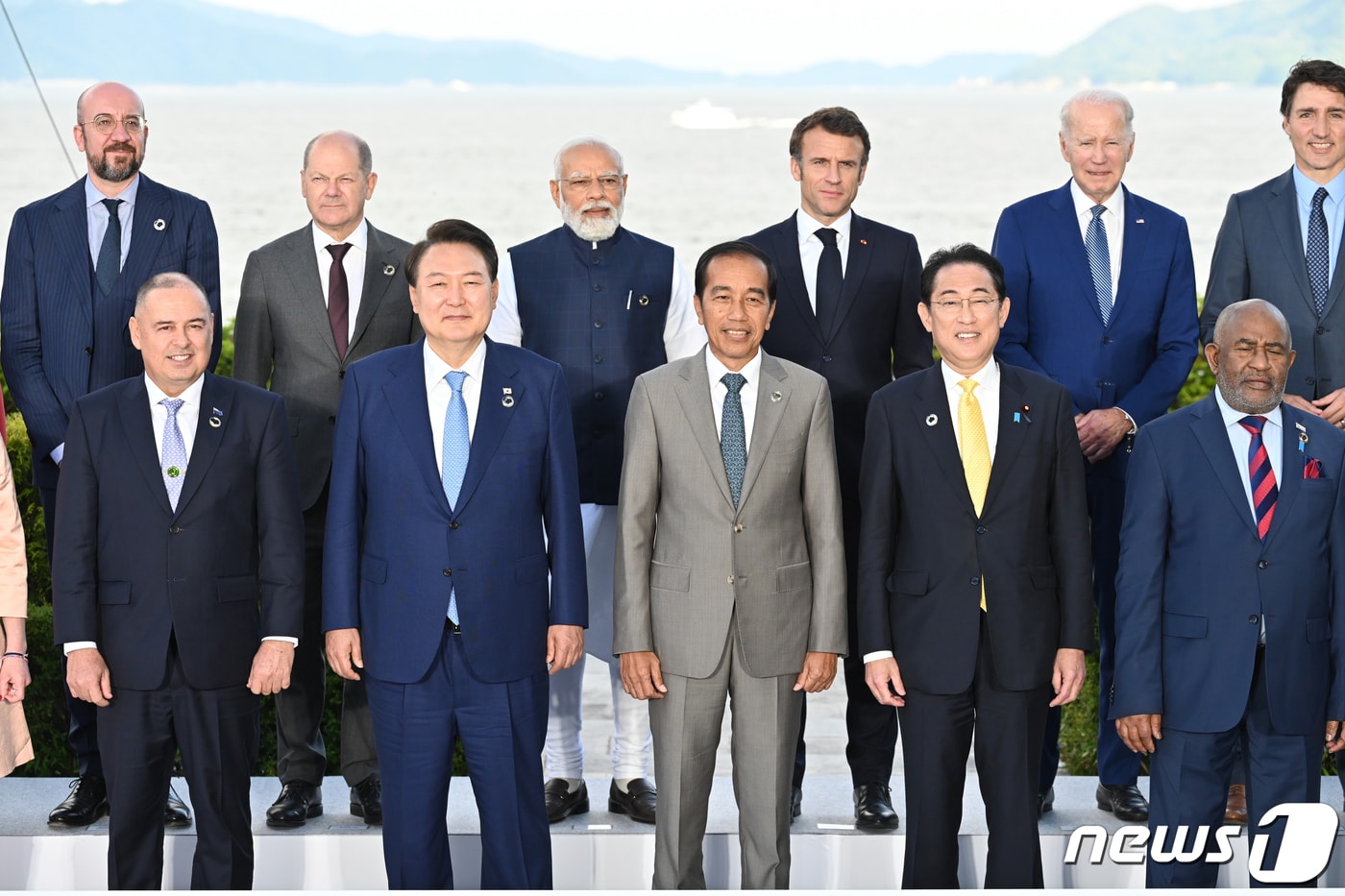 G7 의장국인 일본 초청에 따른 참관국(옵서버) 자격으로 G7 정상회의에 참석한 윤석열 대통령이 20일 일본 히로시마 그랜드 프린스 호텔에서 주요 7개국 정상 등과 기념촬영을 하고 있다. (G7 2023 히로시마 서밋 제공) 2023.5.20/뉴스1