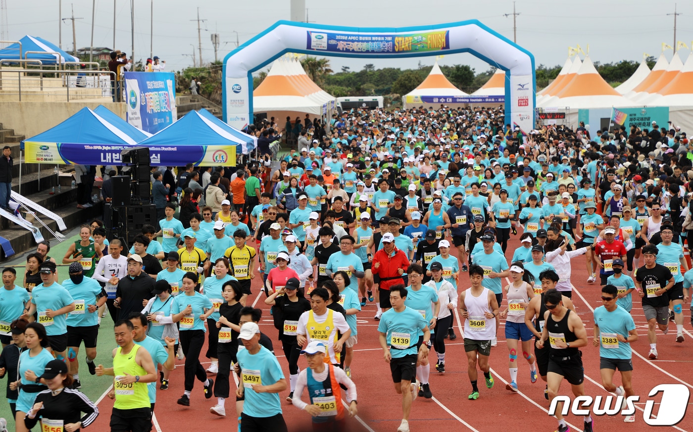 제주특별자치도가 주최하고 제주특별자치도관광협회가 주관한 제27회 제주국제관광마라톤축제가 21일 오전 제주시 구좌종합운동장에서 개막했다.2023.5.21/뉴스1 ⓒ News1 오미란 기자