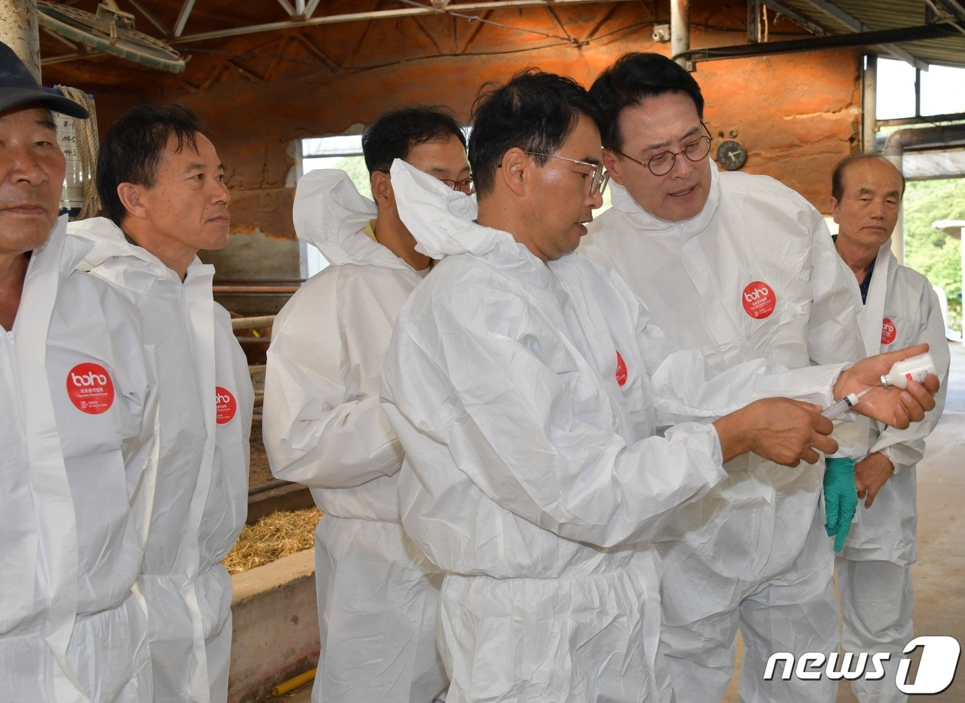 이순걸 울주군수&#40;오른쪽에서 두 번째&#41;가 지난 20일 한 축산농가를 방문해 방역상태를 점검하고 있다. &#40;울주군 제공&#41;